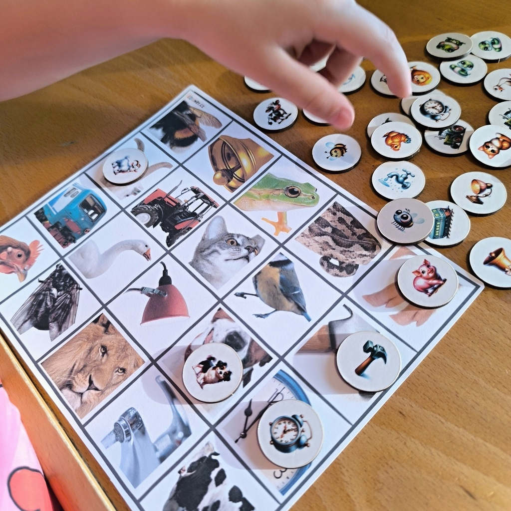 Aktivity logopedie zvuky citoslovce vhazovací box části fragmenty-4